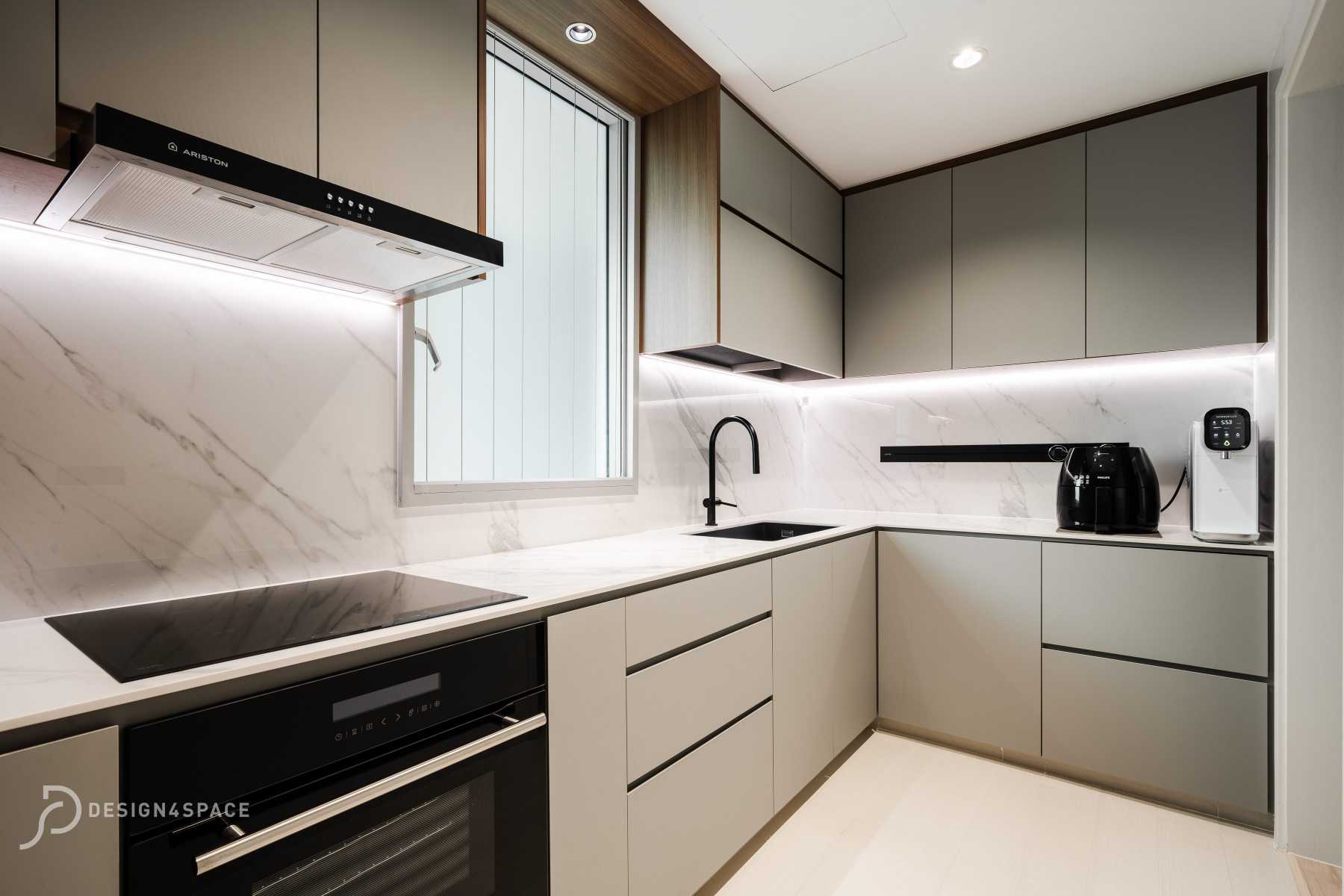 Modern Kitchen with Homogeneous Tiles and Open Kitchen