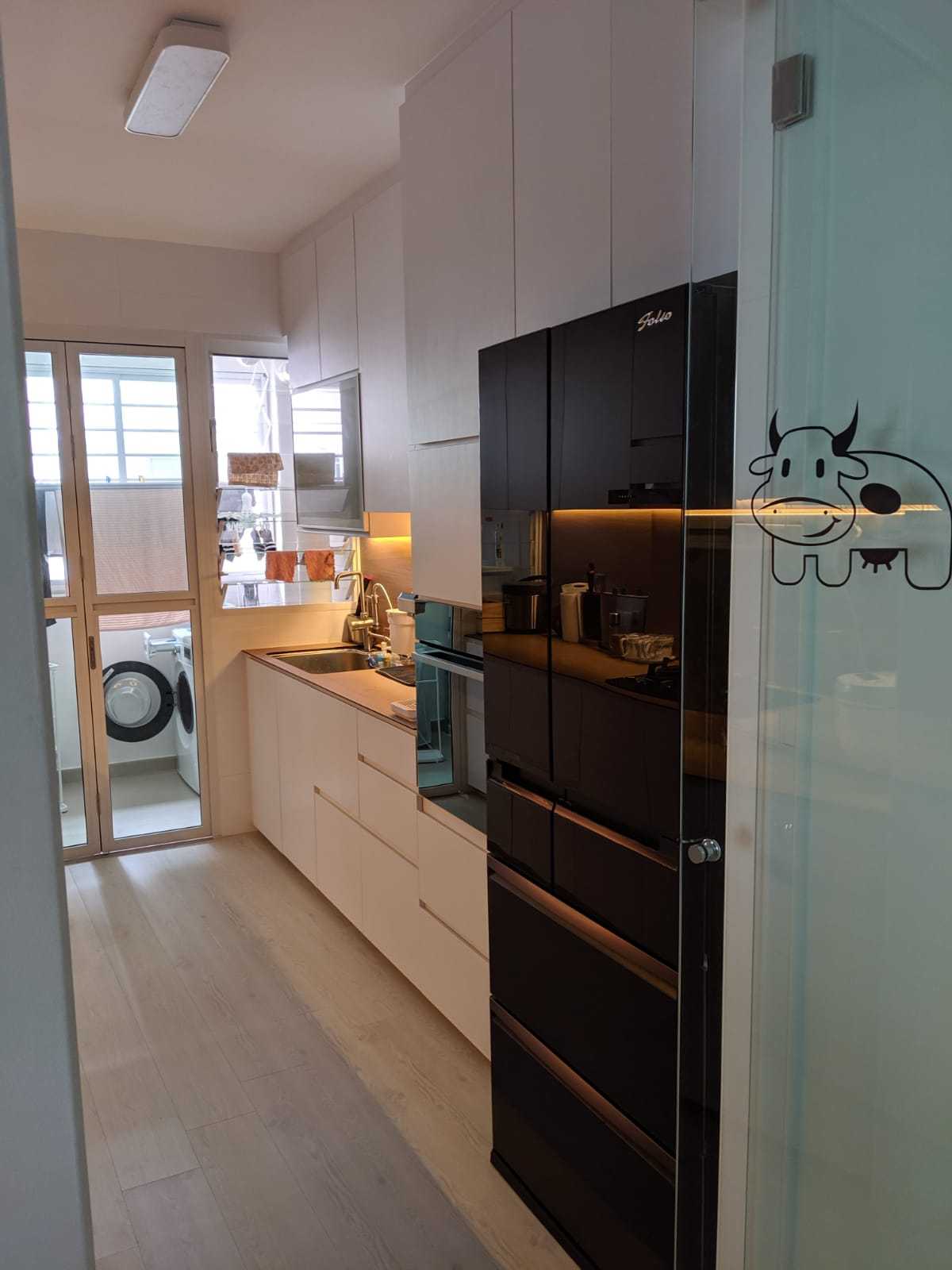 Scandinavian Kitchen with Vinyl Flooring and Homogeneous Tiles