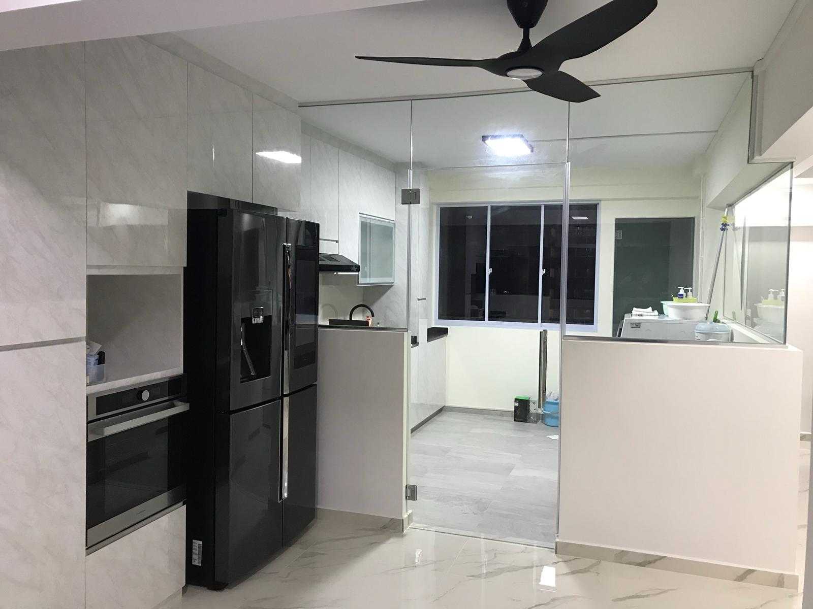 Modern Kitchen with Countertop and Homogeneous Tiles