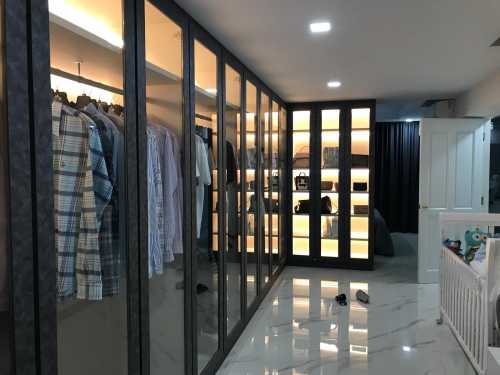 Modern Walk-in Wardrobe at Jurong