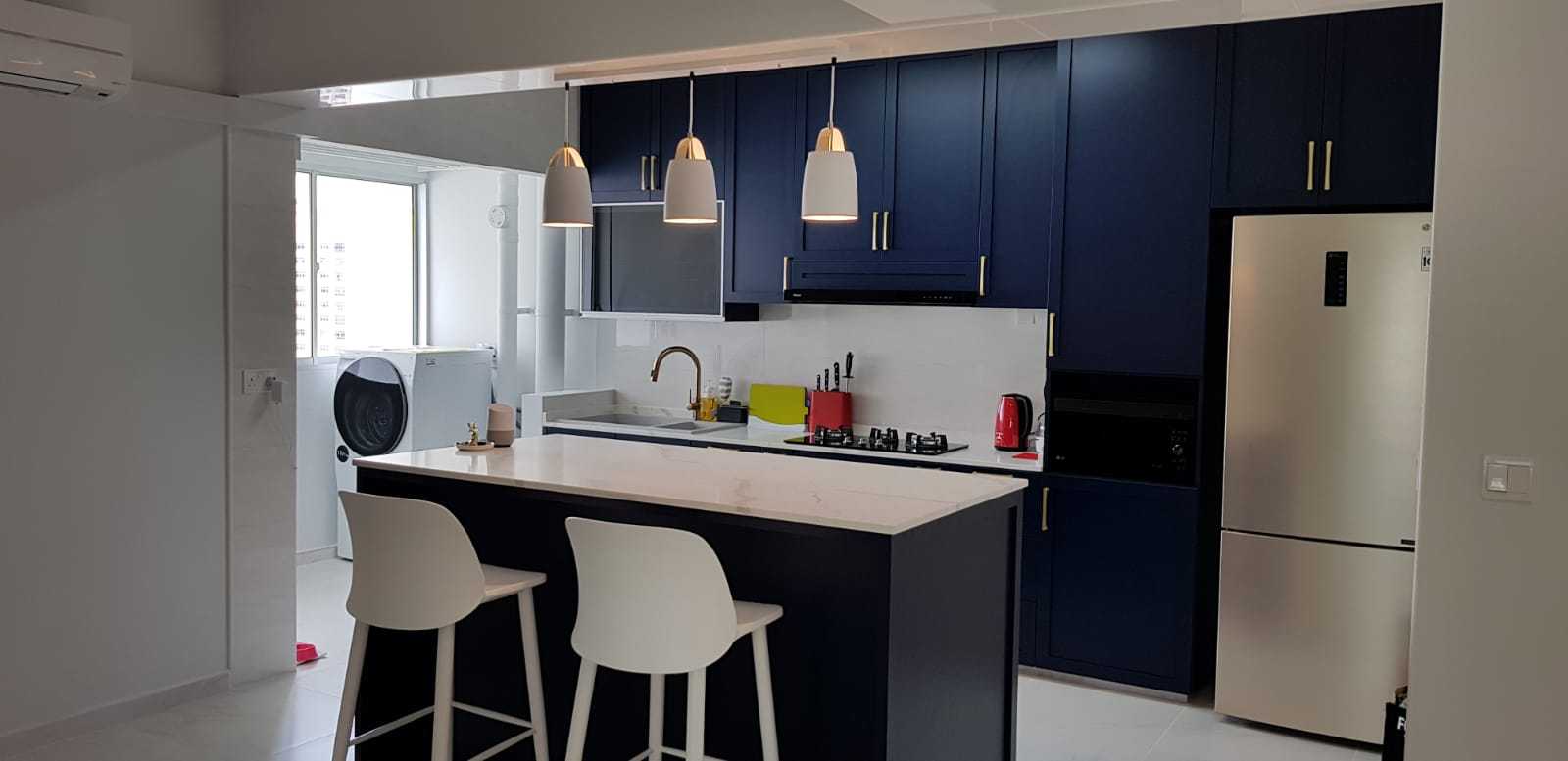 Minimalist Kitchen with Open Kitchen and Breakfast Counter