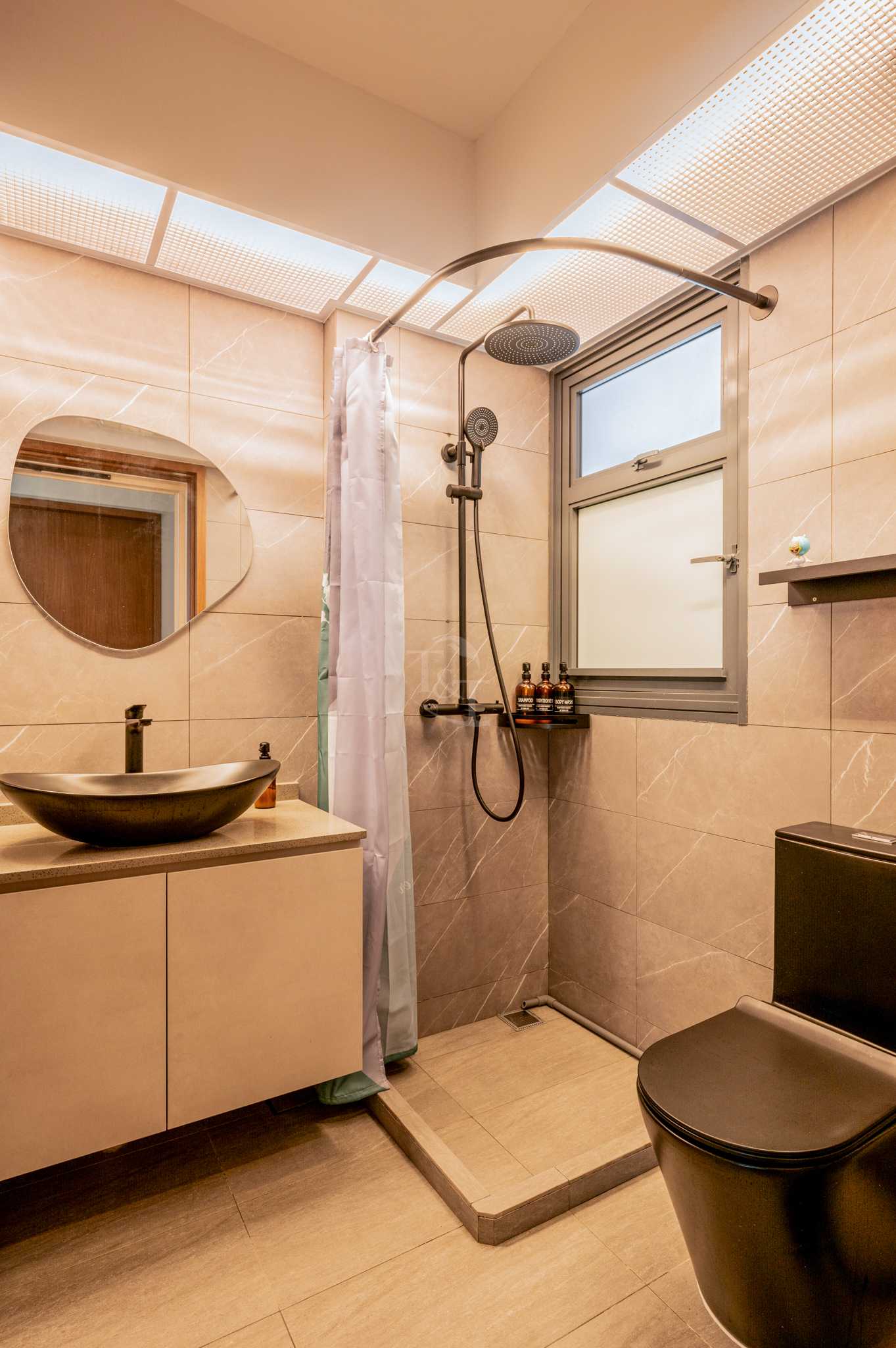 Modern Bathroom with Countertop and Mirror