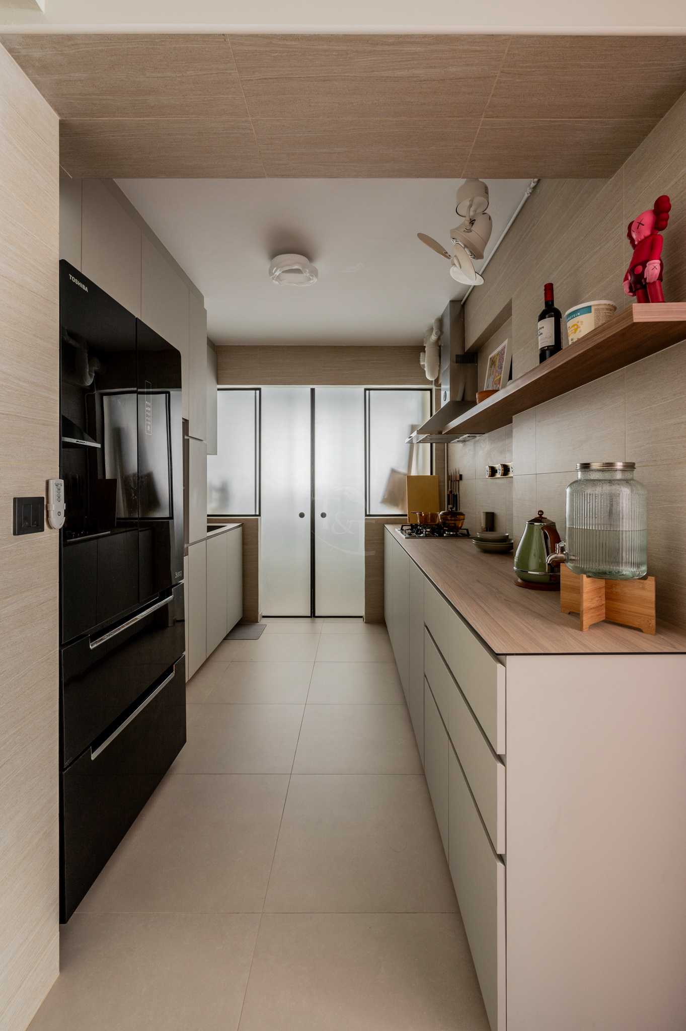 Modern Kitchen with Countertop and Homogeneous Tiles