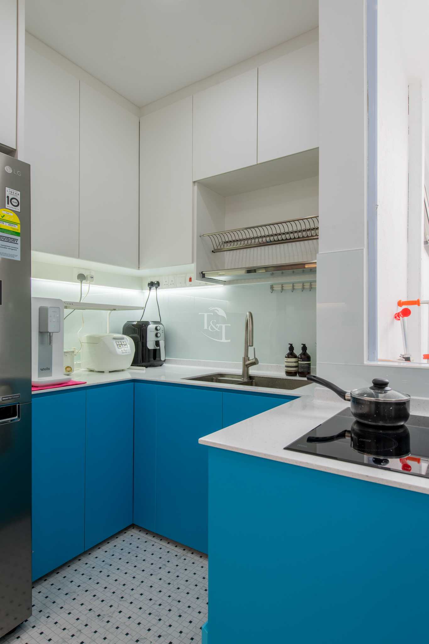 Eclectic Kitchen with Countertop and Homogeneous Tiles