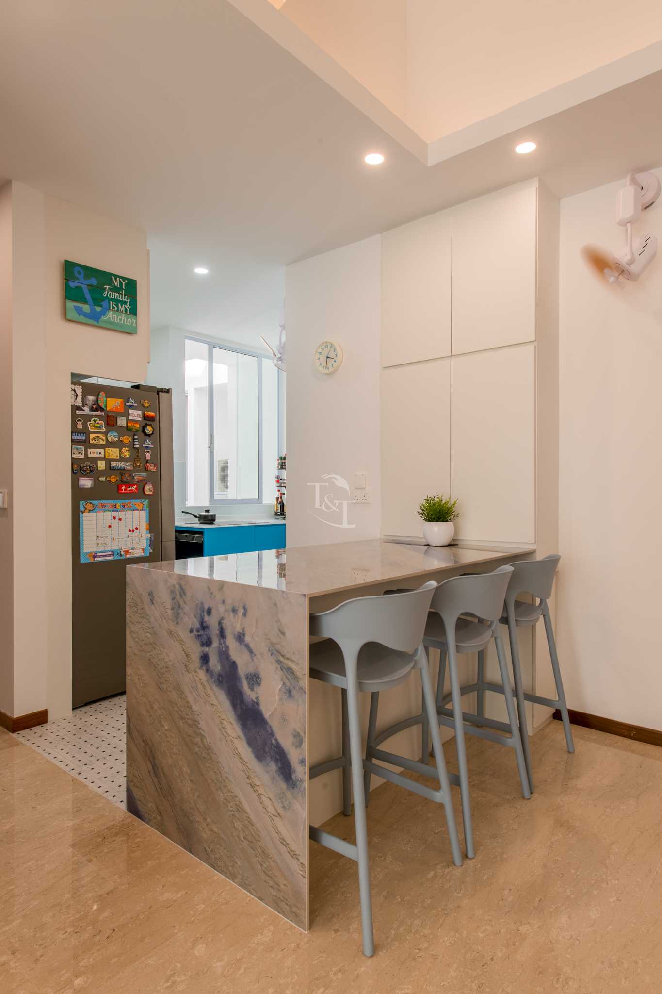 Eclectic Dining Room with Drop Light and Drop Ceiling