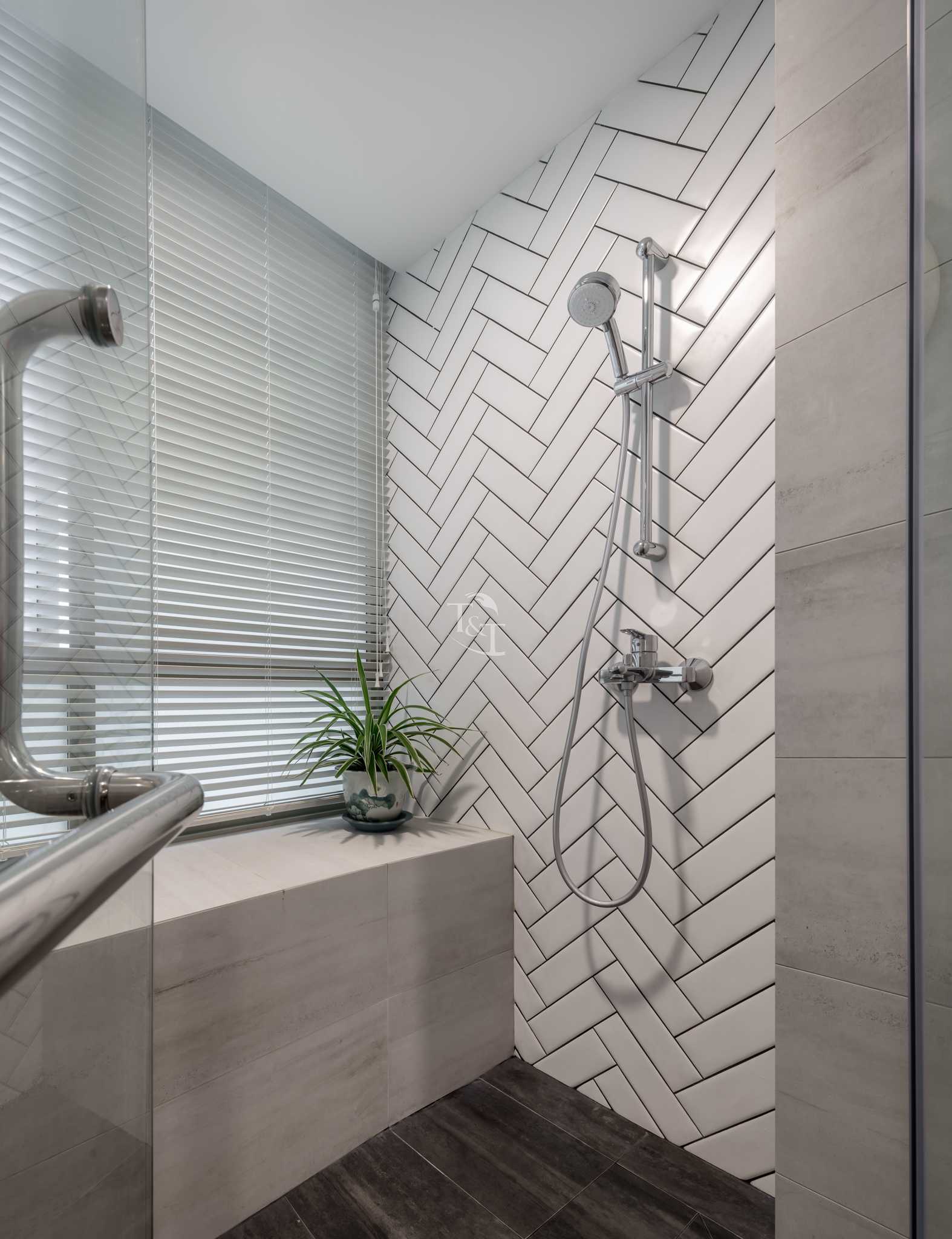Modern Bathroom with Homogeneous Tiles and Shower Screen