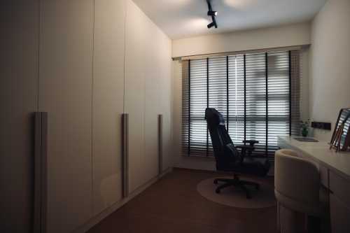 Contemporary Walk-in Wardrobe at 638 Tampines Street 62