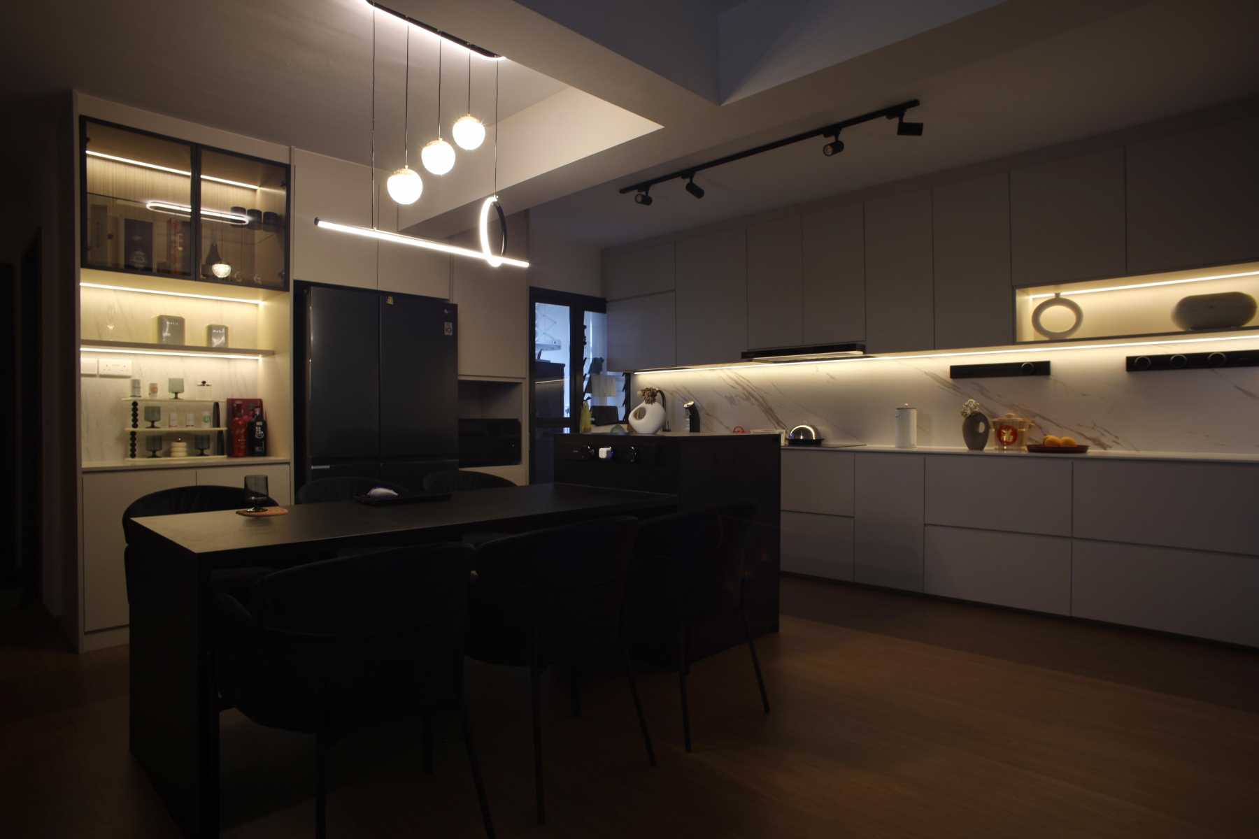 Contemporary Kitchen with Countertop and Vinyl Flooring