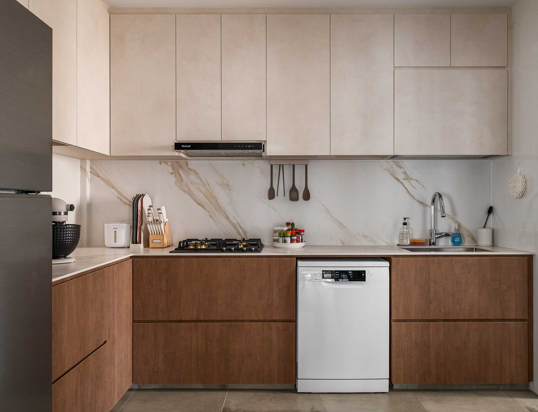 Modern Kitchen with Countertop and Open Kitchen