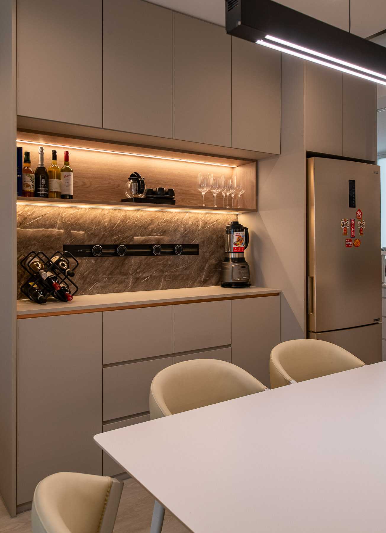 Contemporary Kitchen with Kitchen Island and Kitchen Backsplash