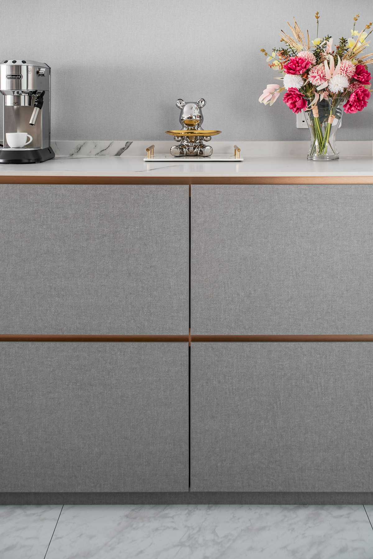 Modern Kitchen with Countertop and Homogeneous Tiles