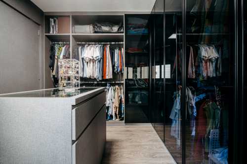 Contemporary Walk-in Wardrobe at EA @ SEMBAWANG