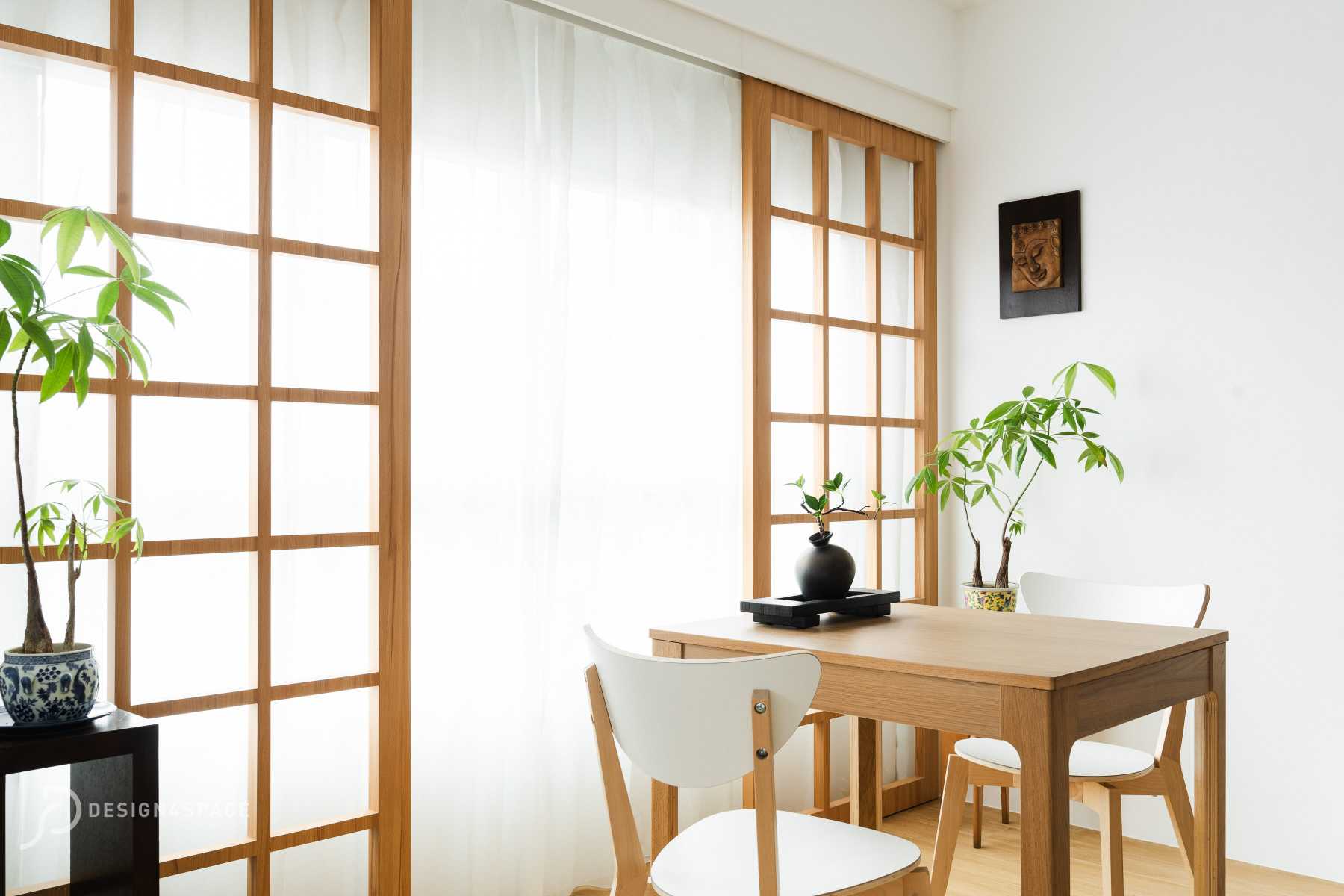 Minimalist Dining Room with Dining Table and Dining Chairs