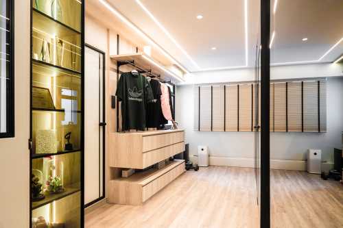 Modern Walk-in Wardrobe at Sembawang | 334 sembawang close