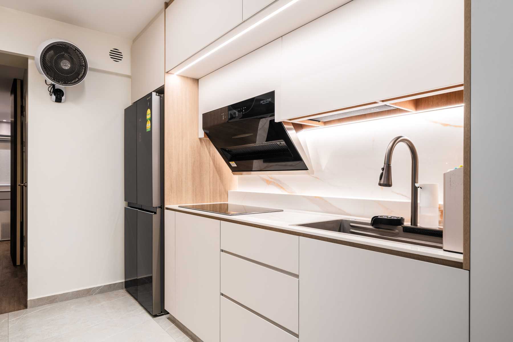 Modern Kitchen with Kitchen Window and Open Kitchen
