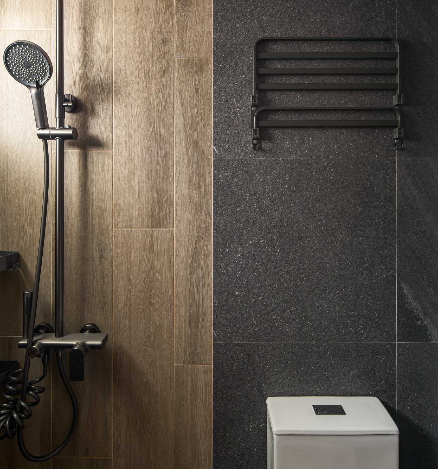 Scandinavian Bathroom with Homogeneous Tiles and Herringbone Tiling