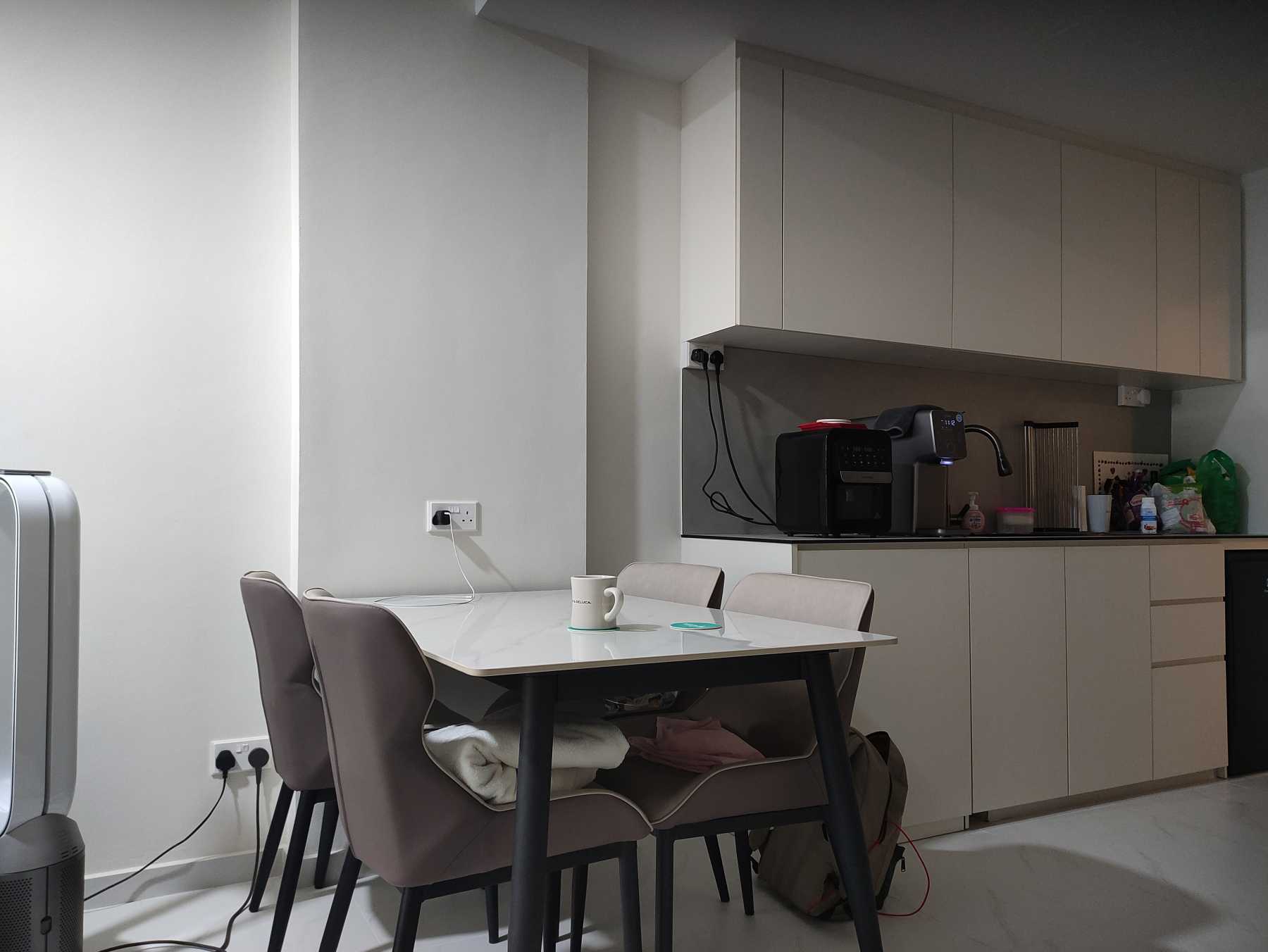 Scandinavian Kitchen with Homogeneous Tiles and Herringbone Tiling