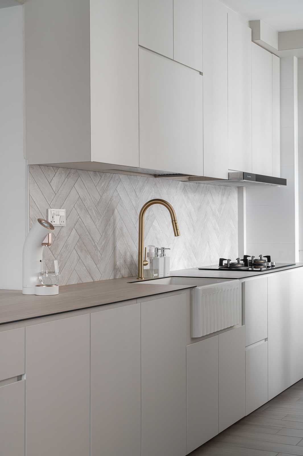 Scandinavian Kitchen with Vinyl Flooring and Homogeneous Tiles