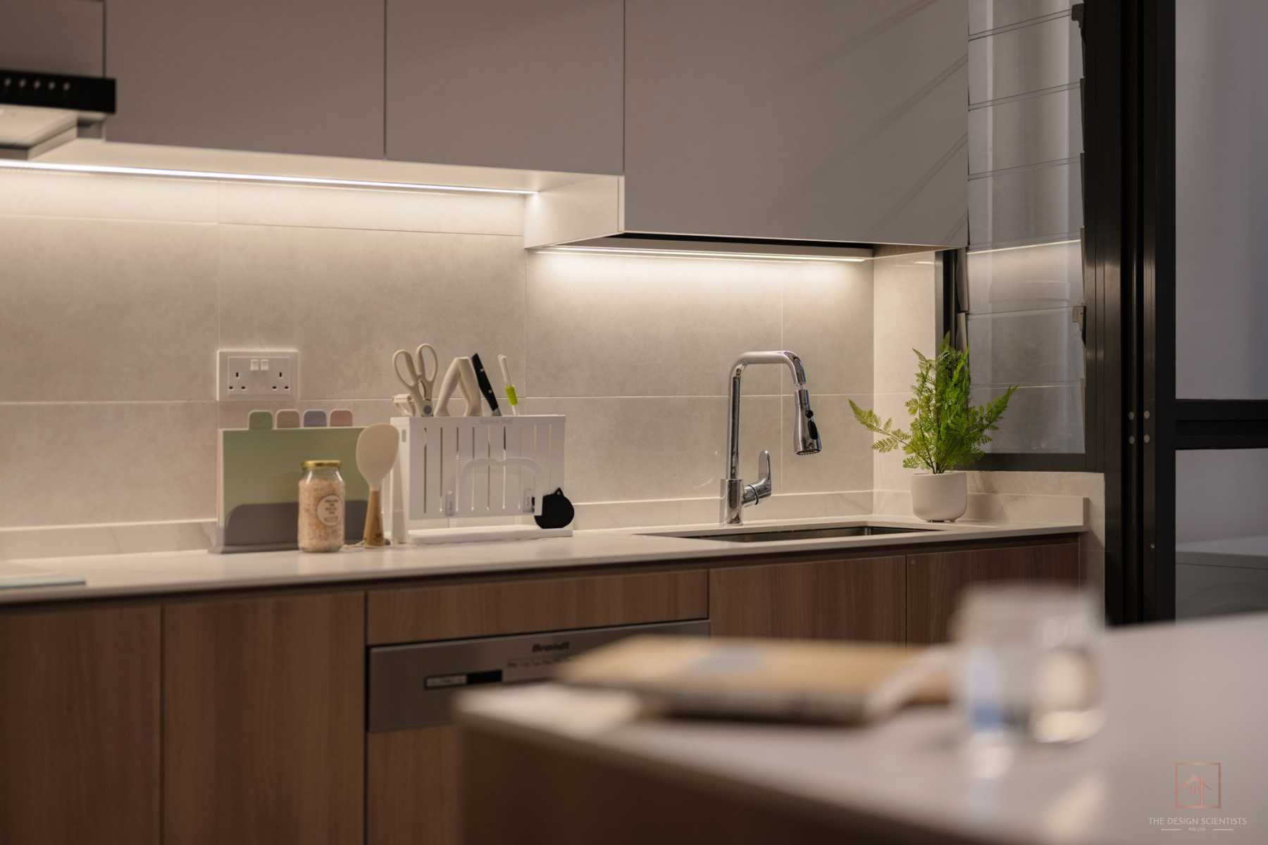 Contemporary Kitchen with Countertop and Breakfast Counter