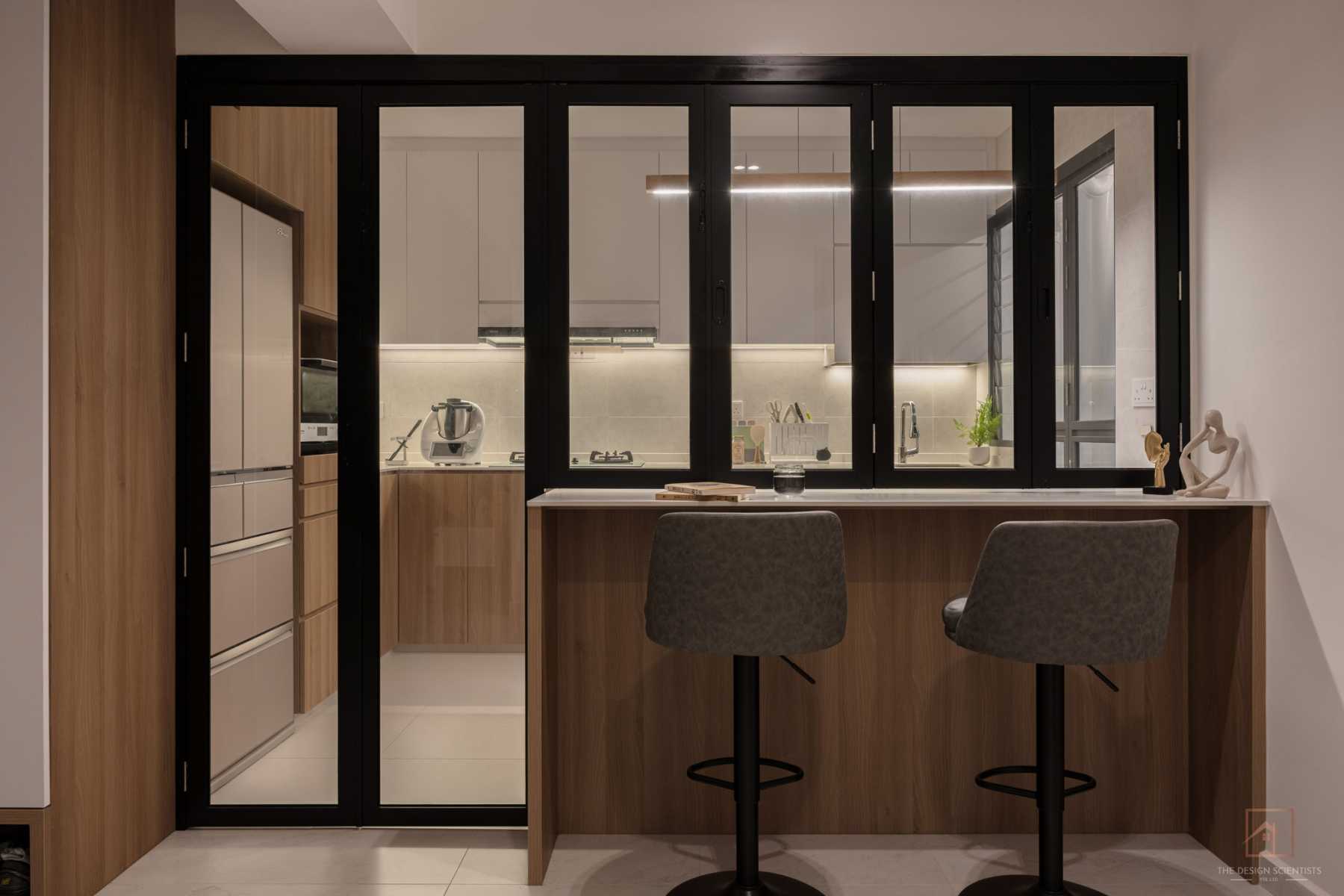Contemporary Dining Room with Dining Table and Dining Chairs