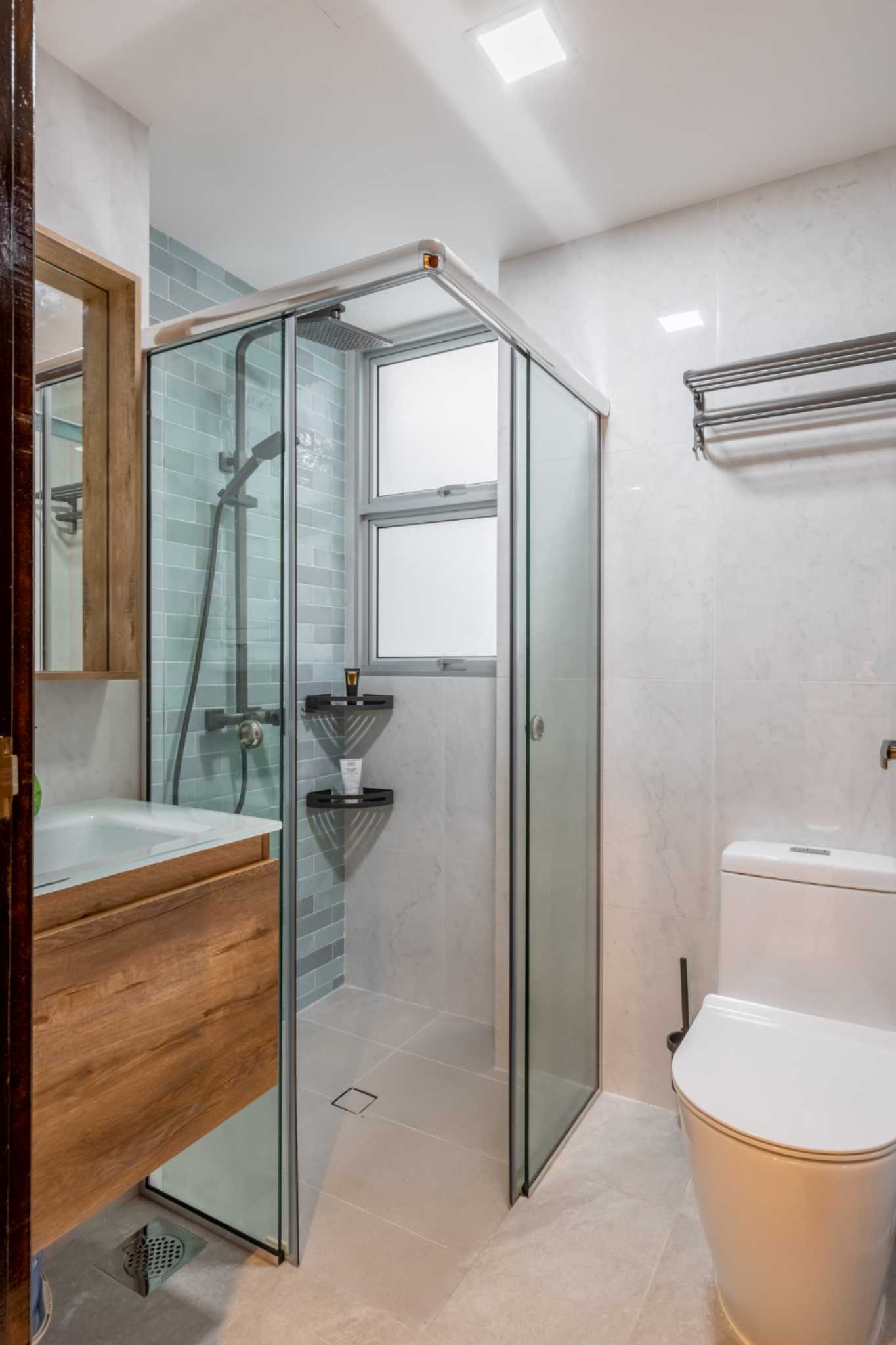 Minimalist Bathroom with Mirror and Bathroom Storage