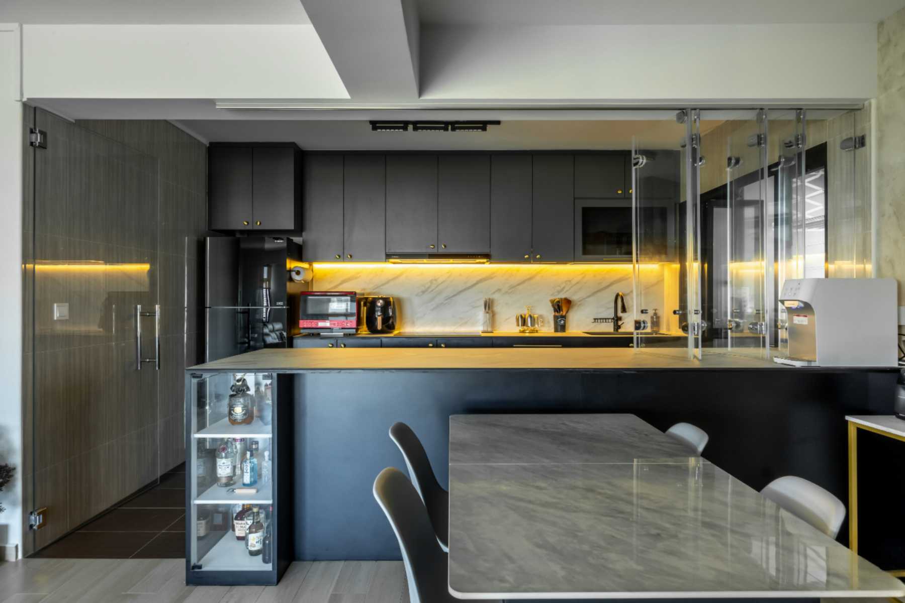 Modern Dining Room with Dining Table and Dining Chairs