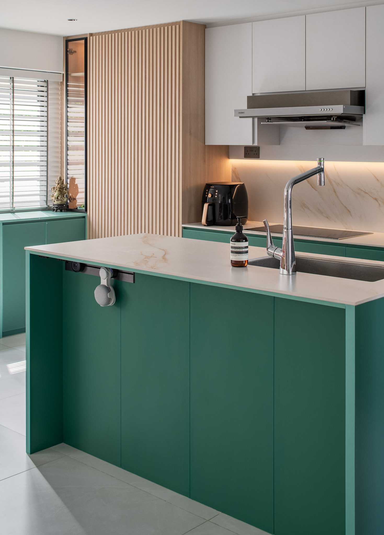 Scandinavian Kitchen with Homogeneous Tiles and Kitchen Island