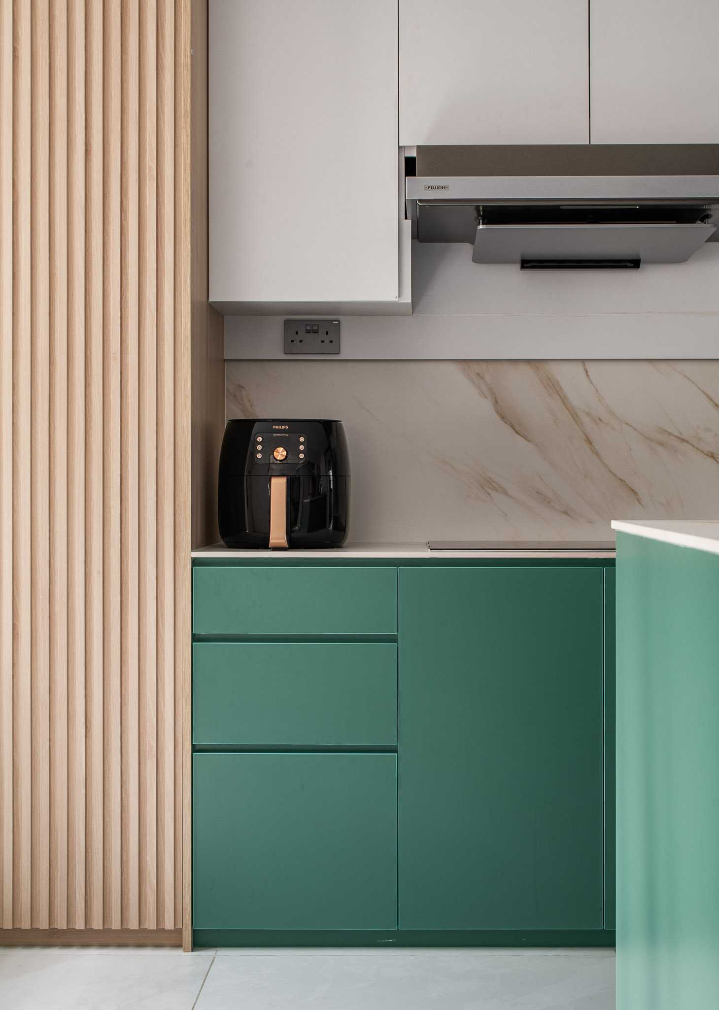 Scandinavian Kitchen with Open Kitchen and Kitchen Backsplash