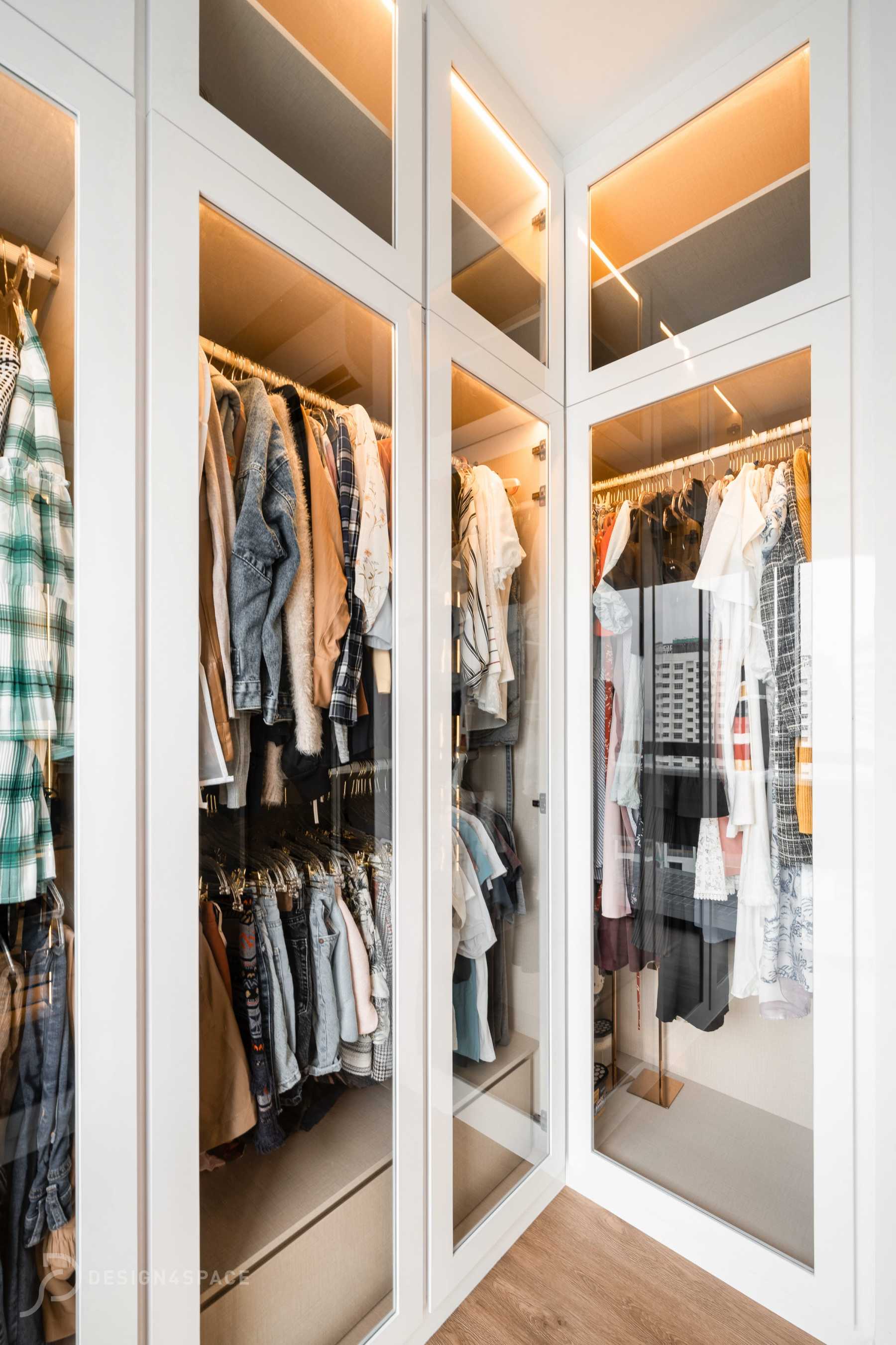 Contemporary Walk-in Wardrobe with Mirror and Wardrobe