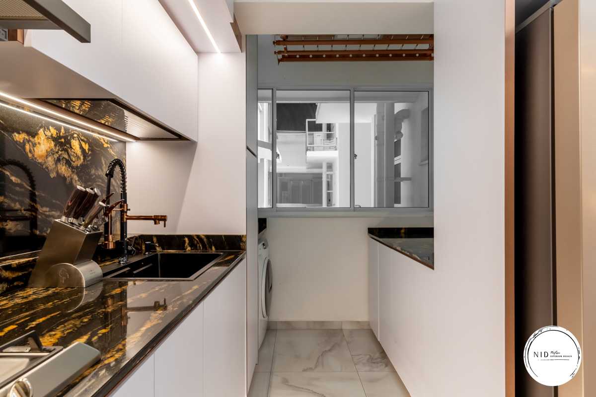 Modern Courtyard with Homogeneous Tiles and Tiles