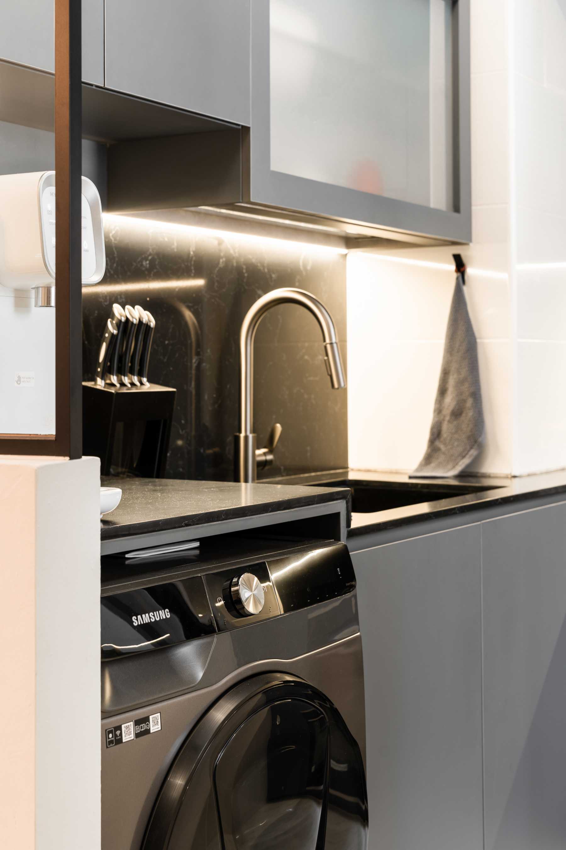 Modern Kitchen with Homogeneous Tiles and Herringbone Tiling