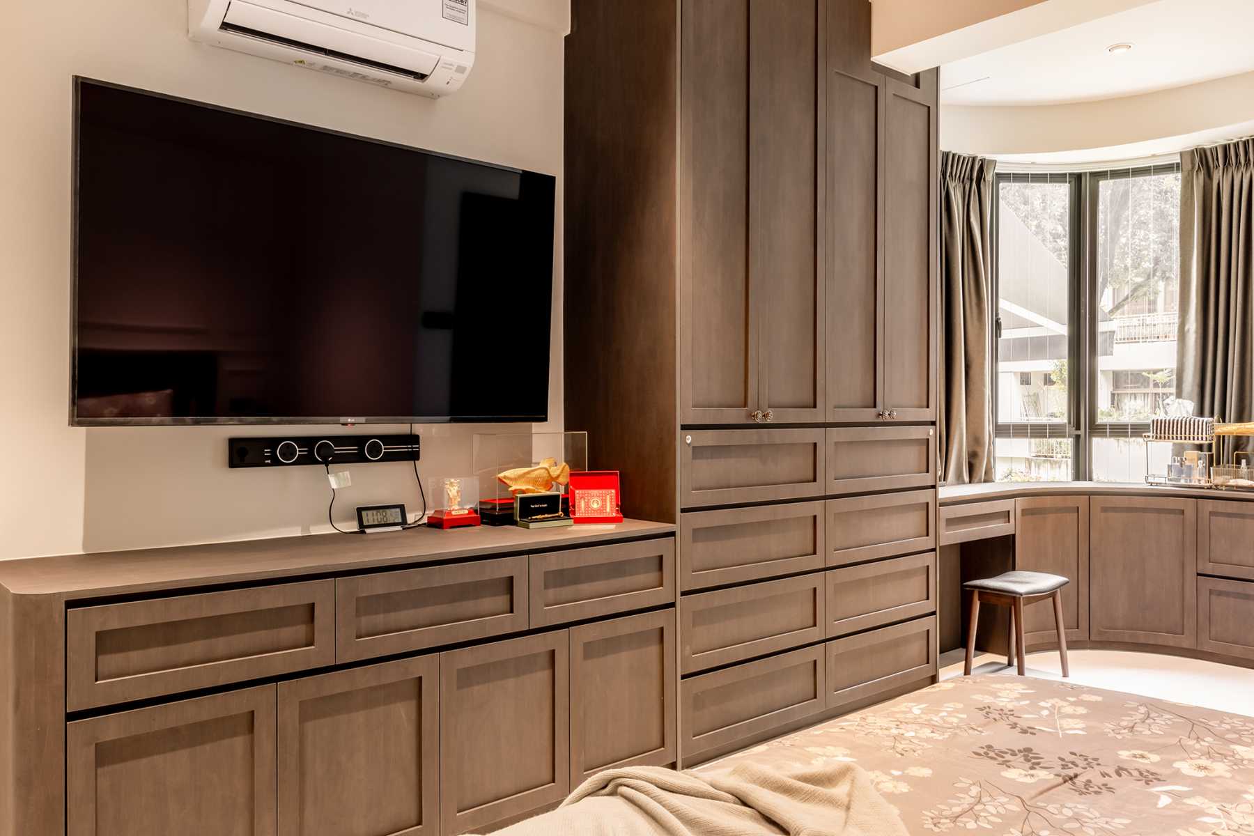 Modern Bedroom with Wardrobe and Closet