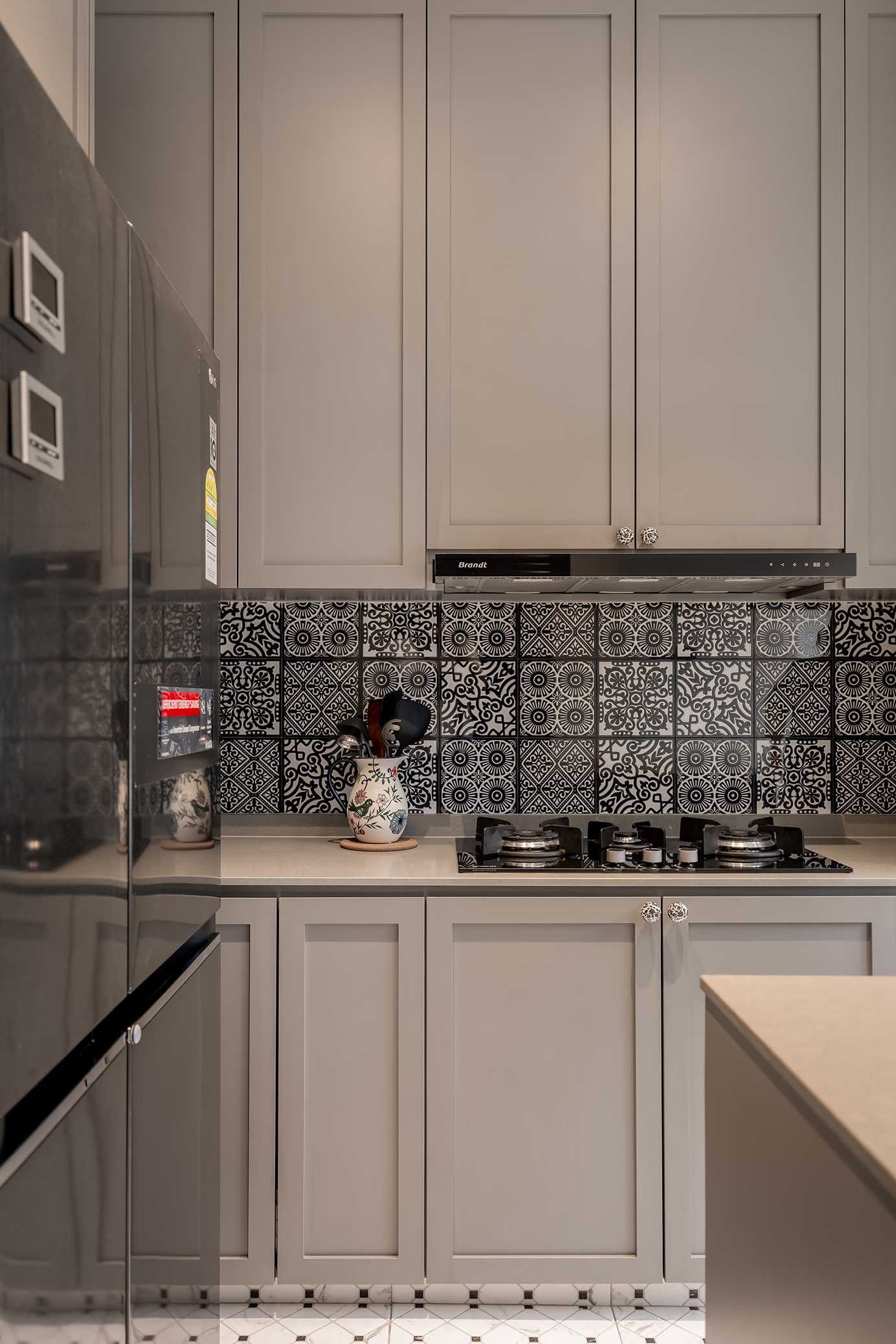 Modern Kitchen with Kitchen Window and Kitchen Island