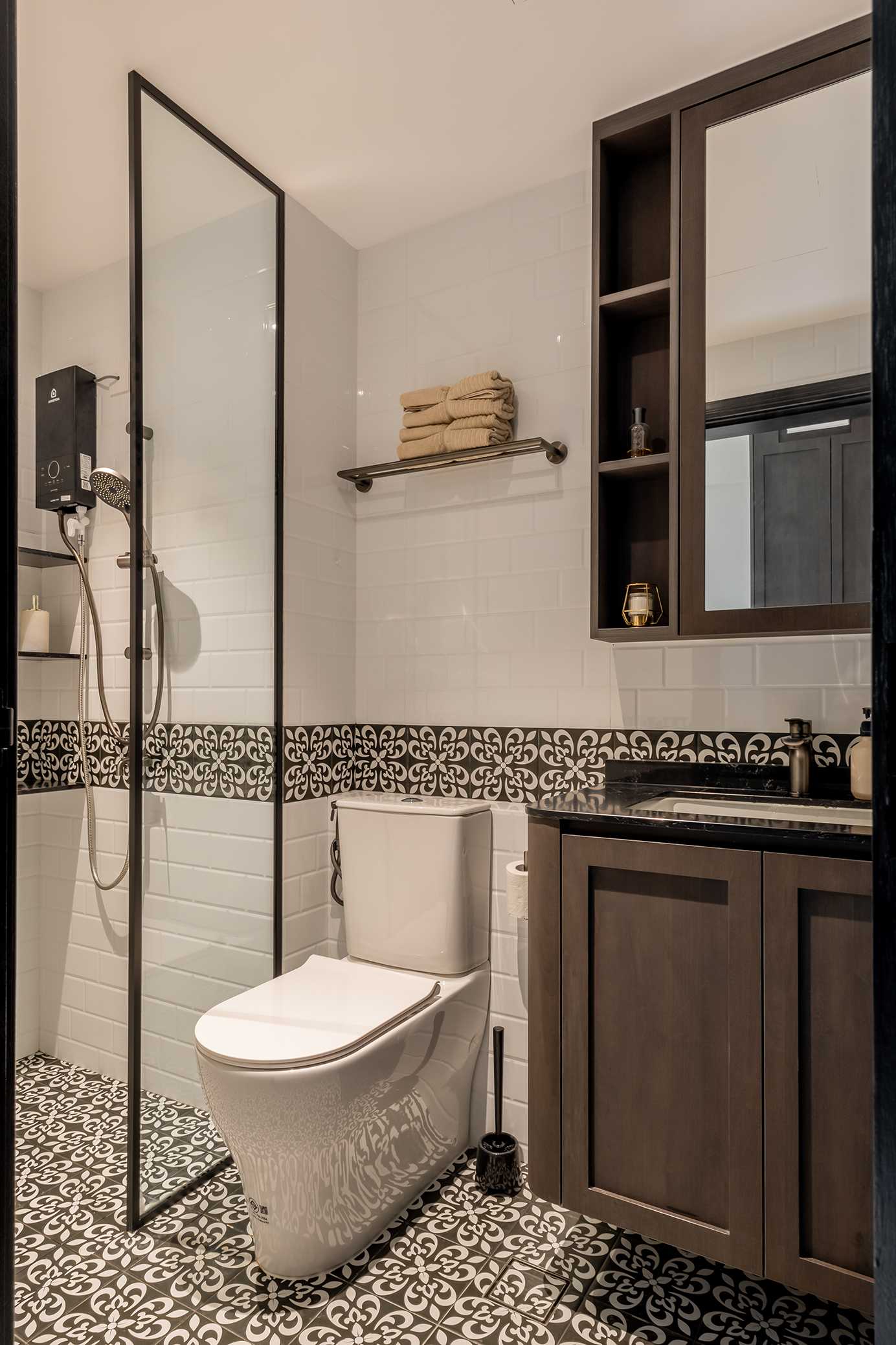 Modern Bathroom with Mirror and Bathroom Storage