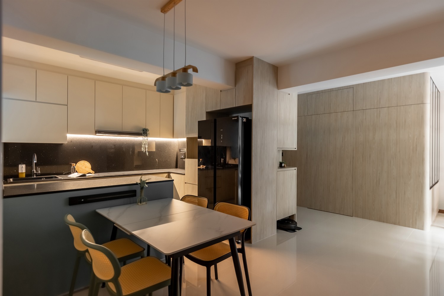 Modern Dining Room with Dining Table and Dining Chairs