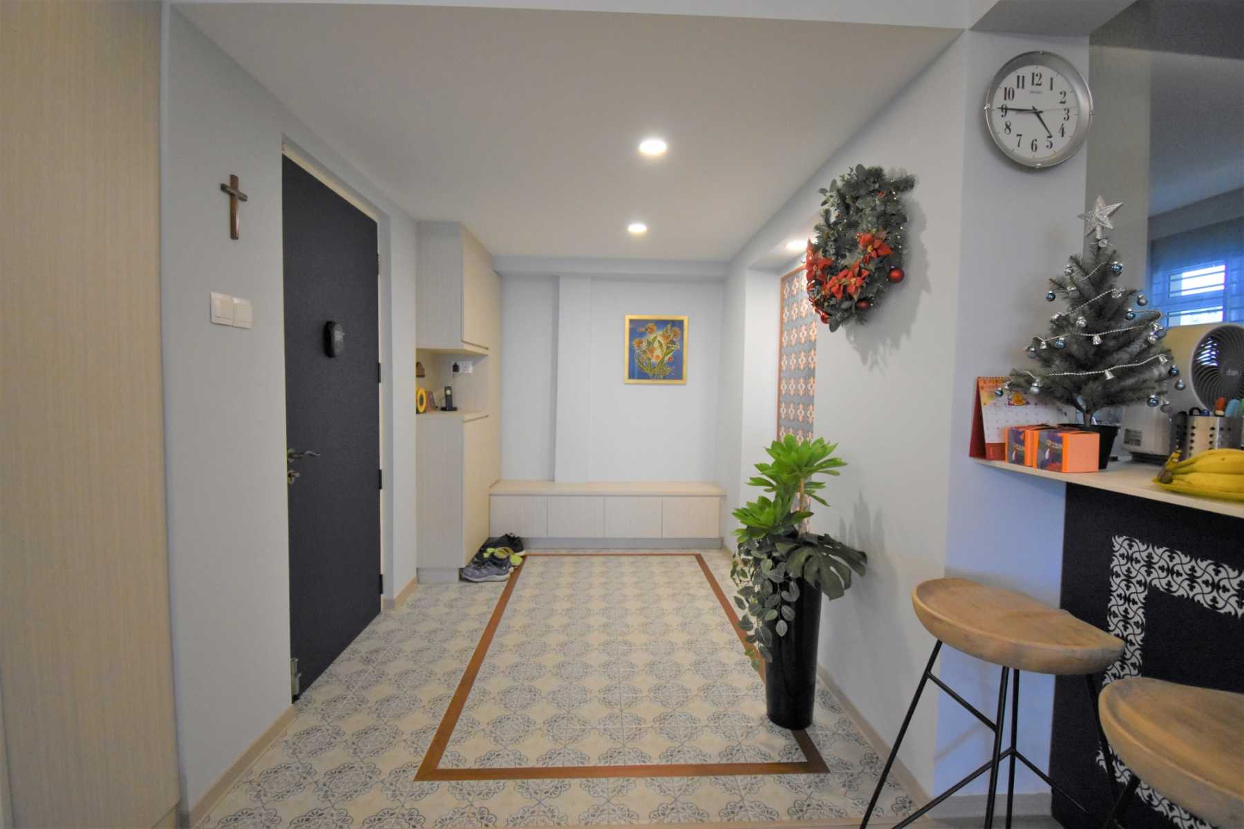 Vintage Entryway with Settee and Homogeneous Tiles