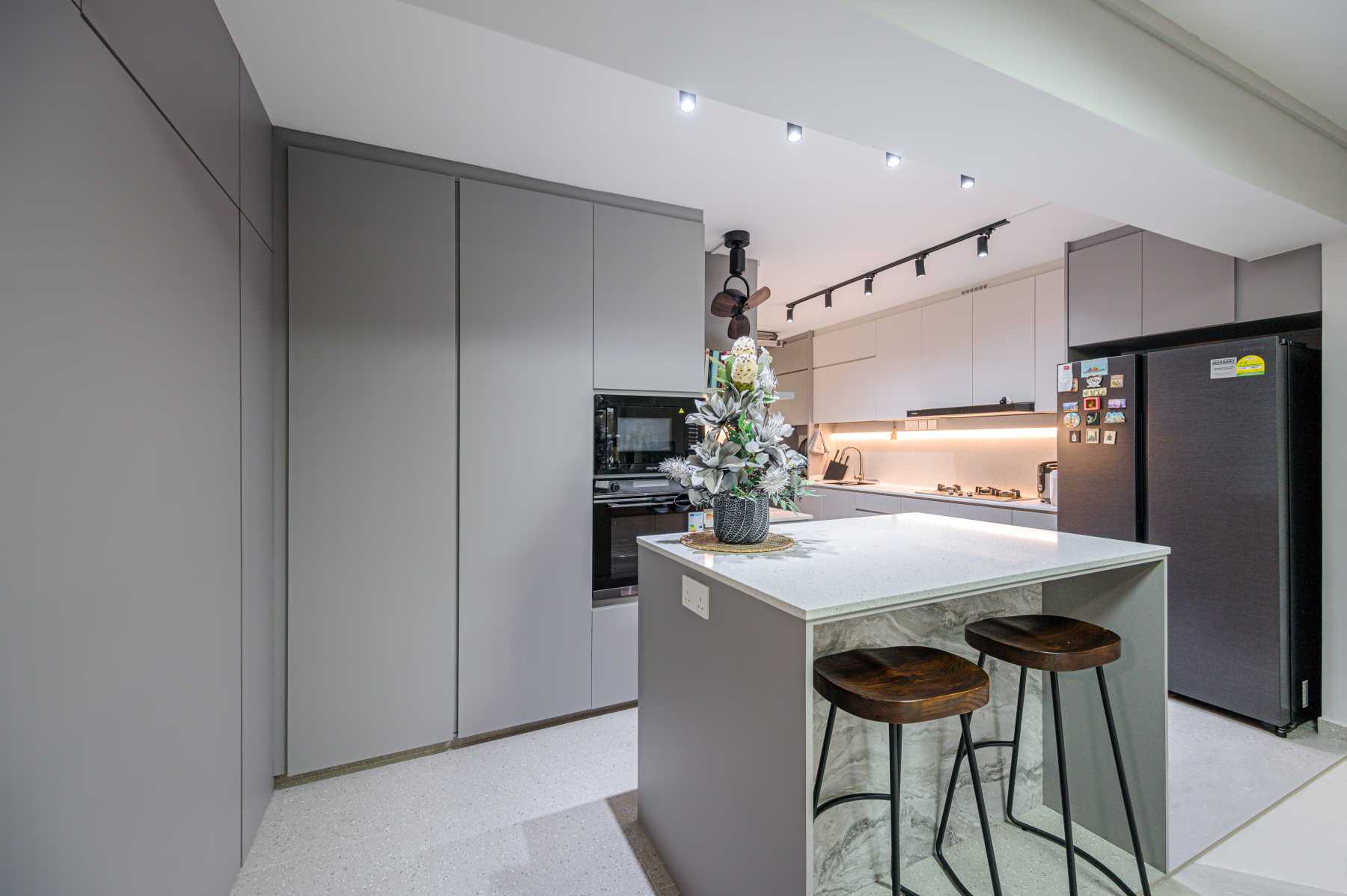 Modern Kitchen with Countertop and Kitchen Island