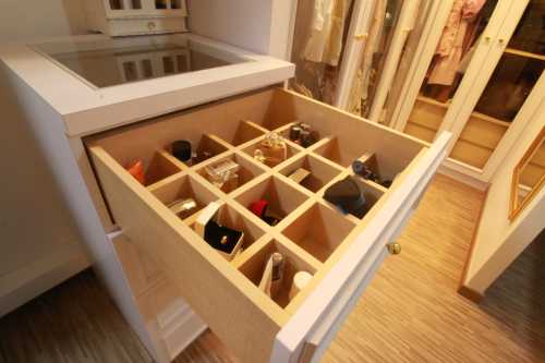 Modern Walk-in Wardrobe at 535 Bukit Batok
