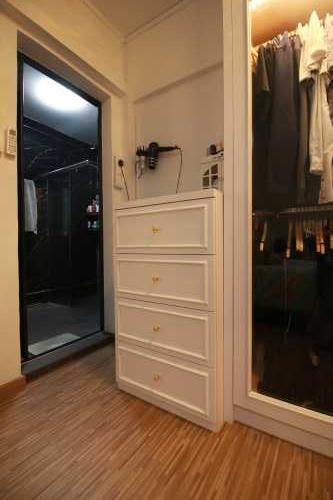 Modern Walk-in Wardrobe at 535 Bukit Batok