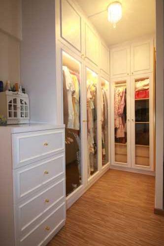 Modern Walk-in Wardrobe at 535 Bukit Batok