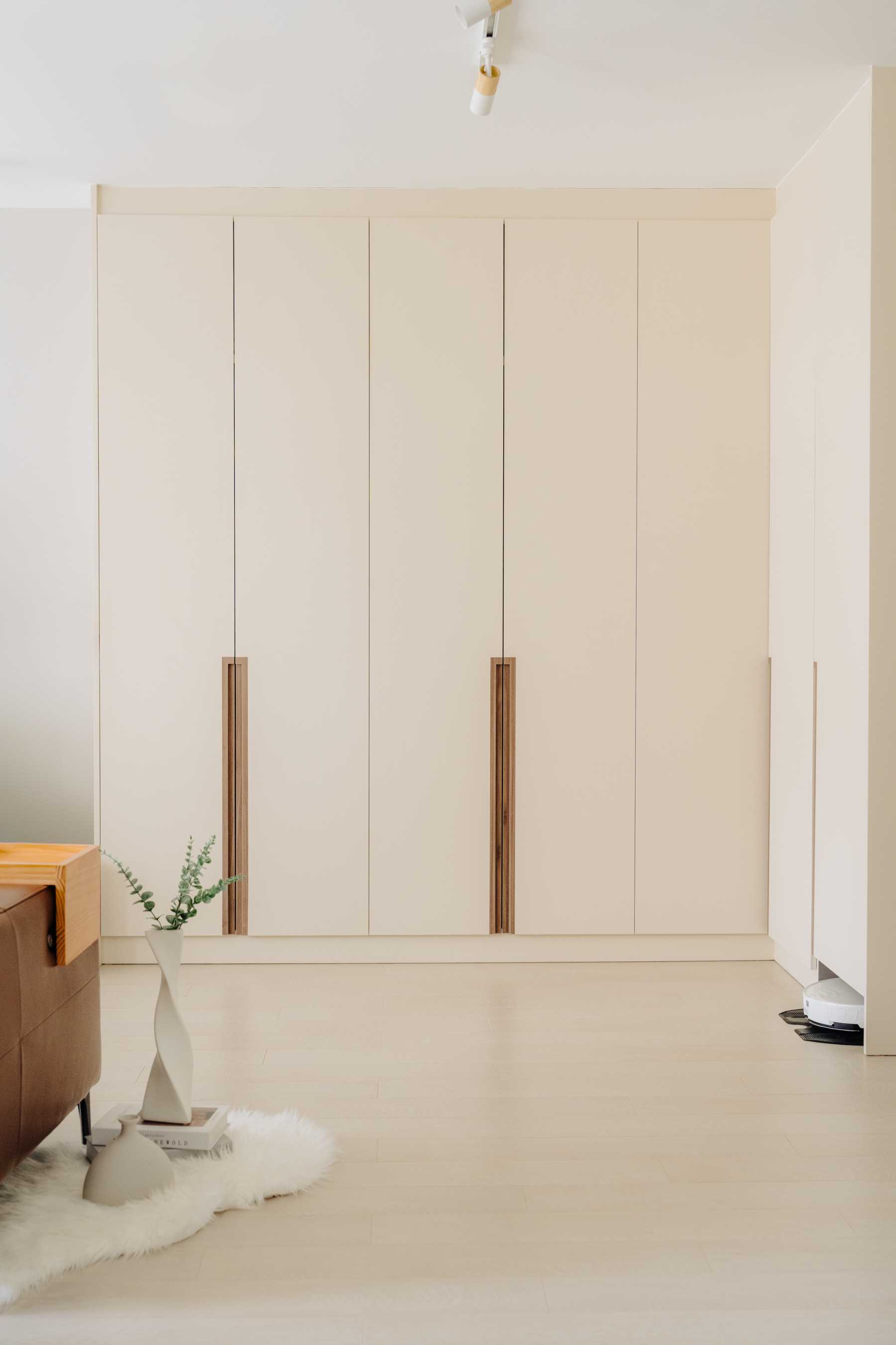 Modern Living Room with Bookshelf and Homogeneous Tiles
