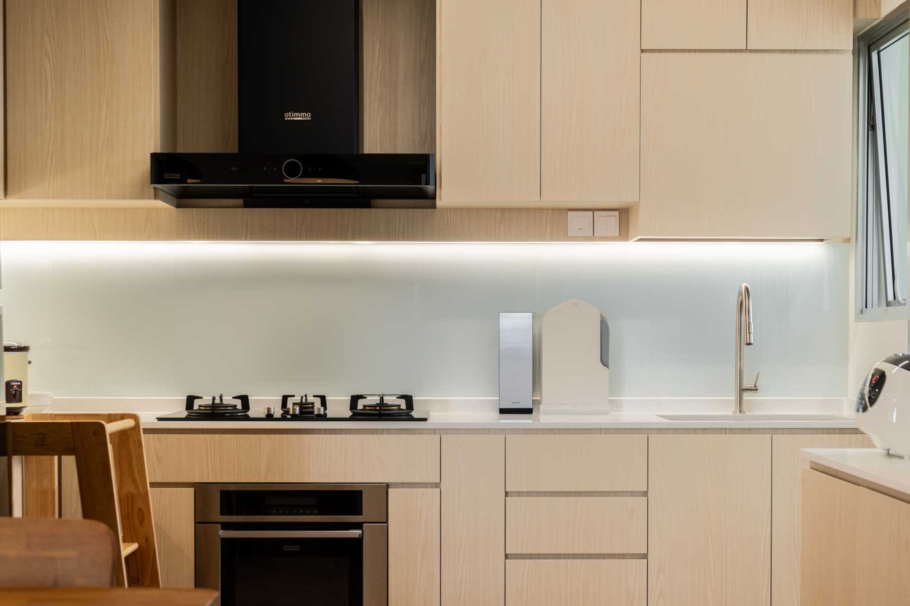 Modern Kitchen with Kitchen Window and Kitchen Backsplash