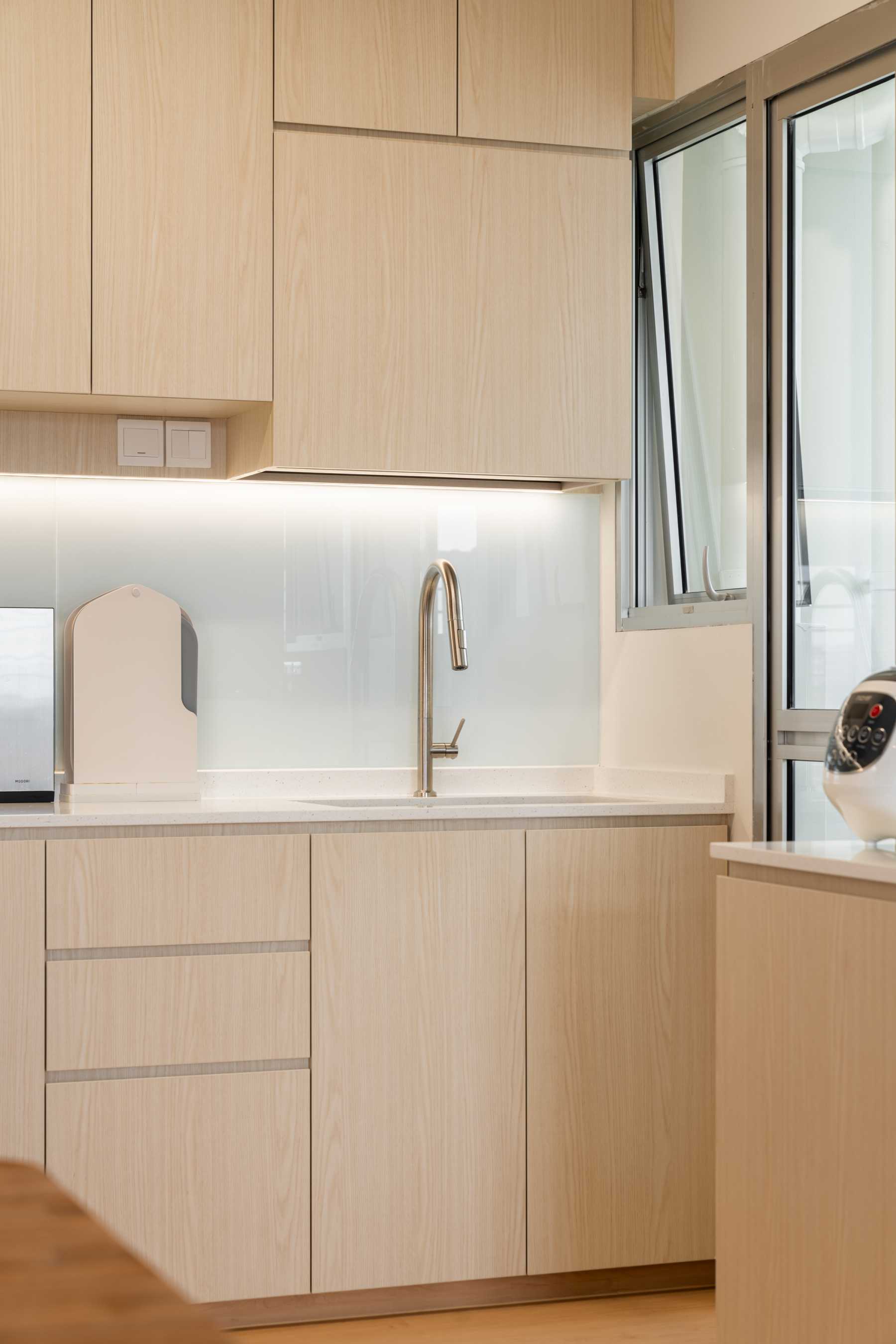 Modern Kitchen with Homogeneous Tiles and Herringbone Tiling