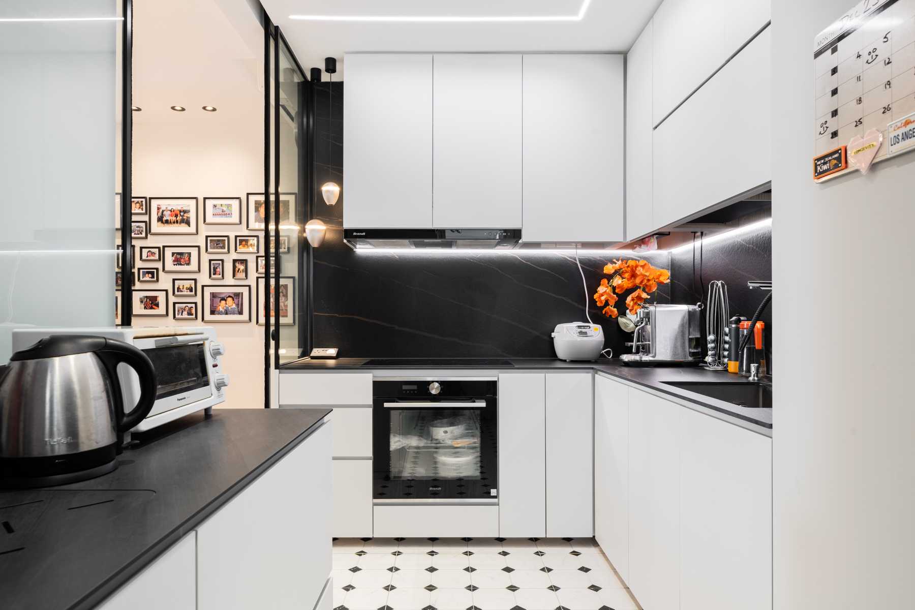 Contemporary Kitchen with Vinyl Flooring and Homogeneous Tiles