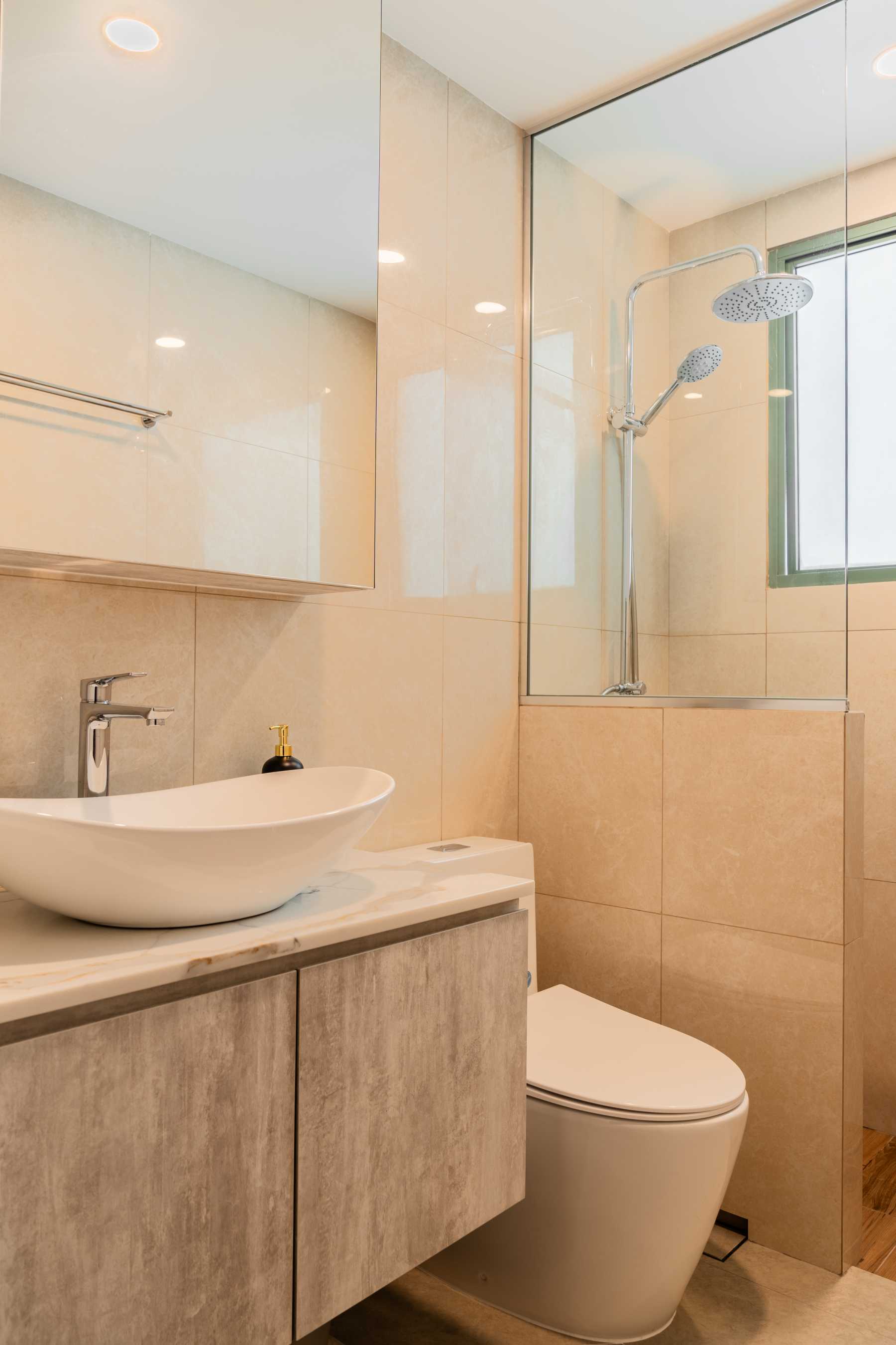Contemporary Bathroom with Countertop and Shower Screen