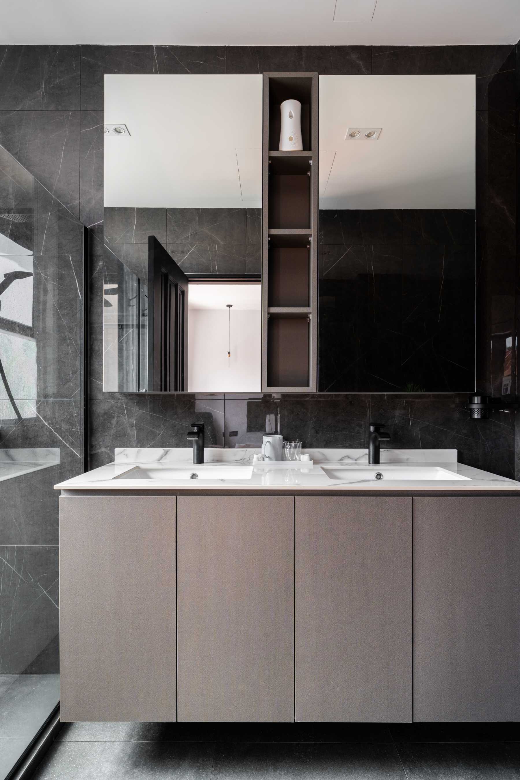 Eclectic Bathroom with Vinyl Flooring and Homogeneous Tiles