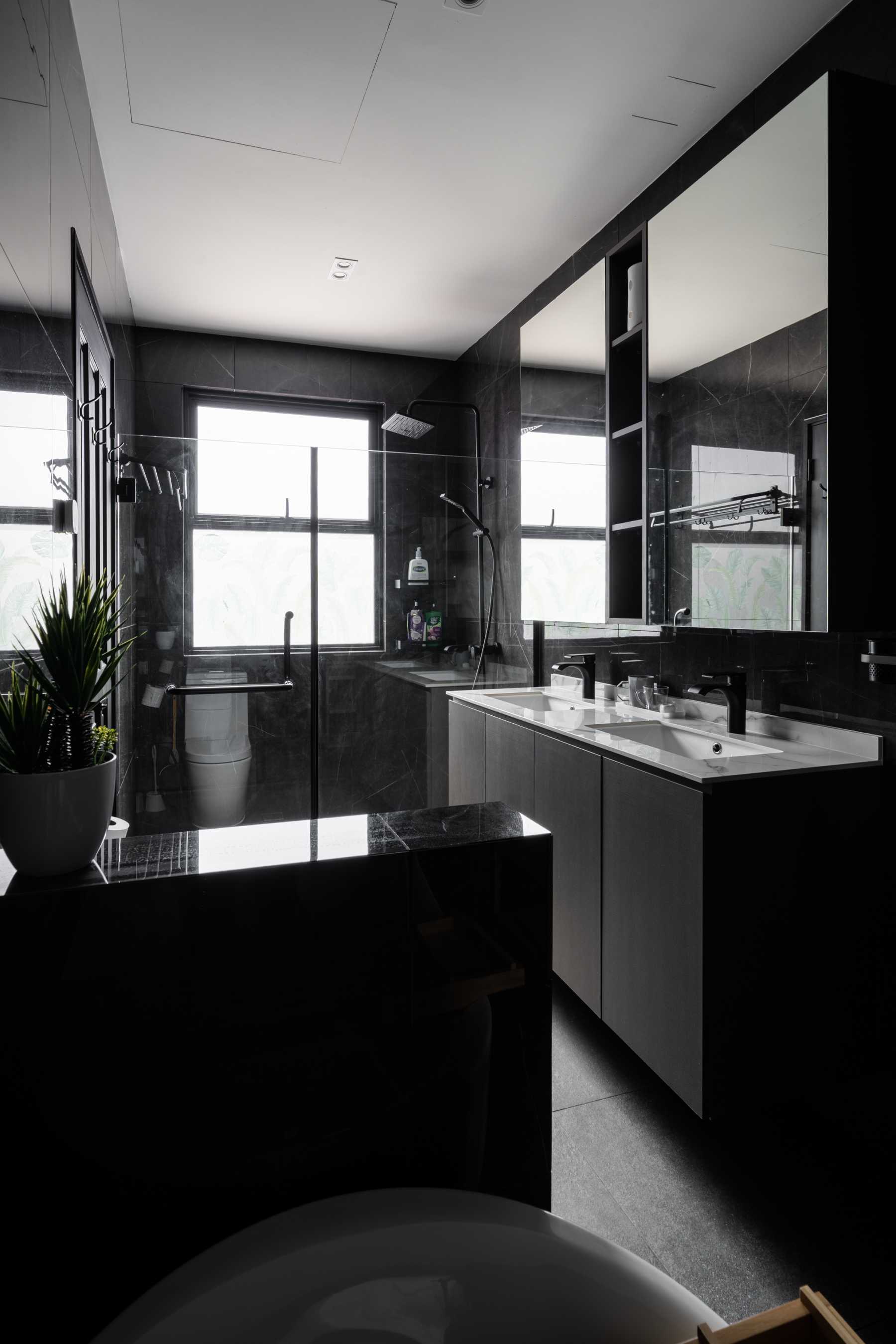 Eclectic Bathroom with Vinyl Flooring and Homogeneous Tiles