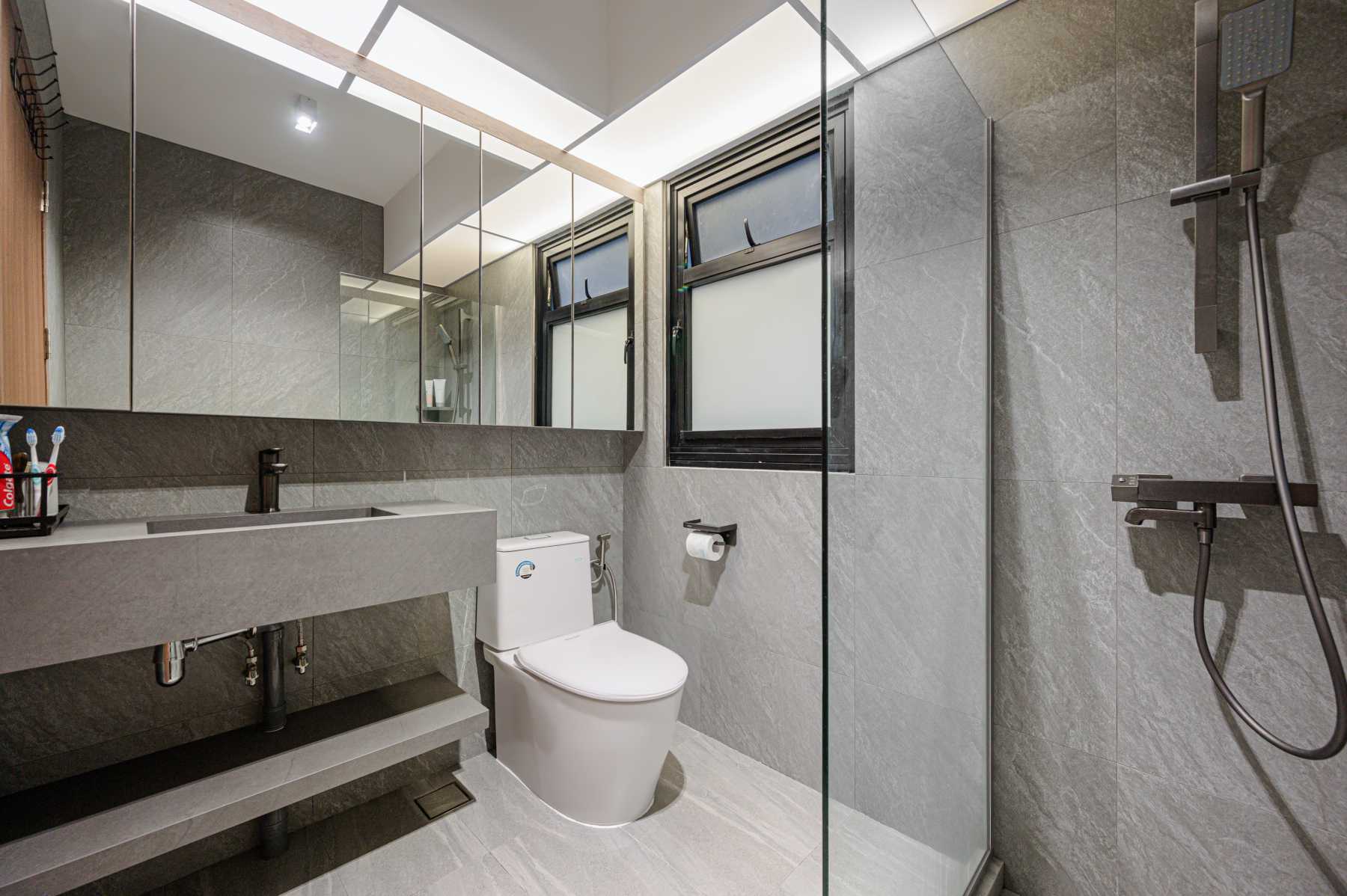 Modern Bathroom with Countertop and Homogeneous Tiles
