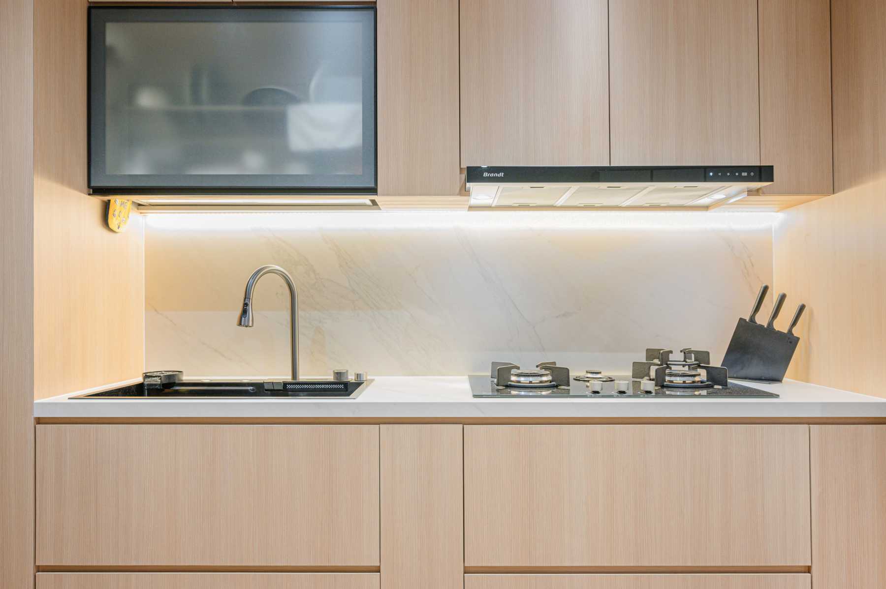 Modern Kitchen with Countertop and Kitchen Backsplash