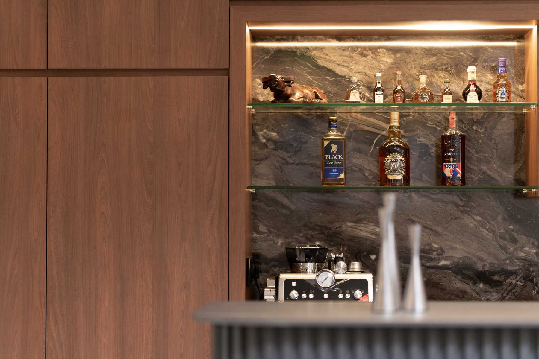 Modern Home Bar with Countertop and Bar Counter